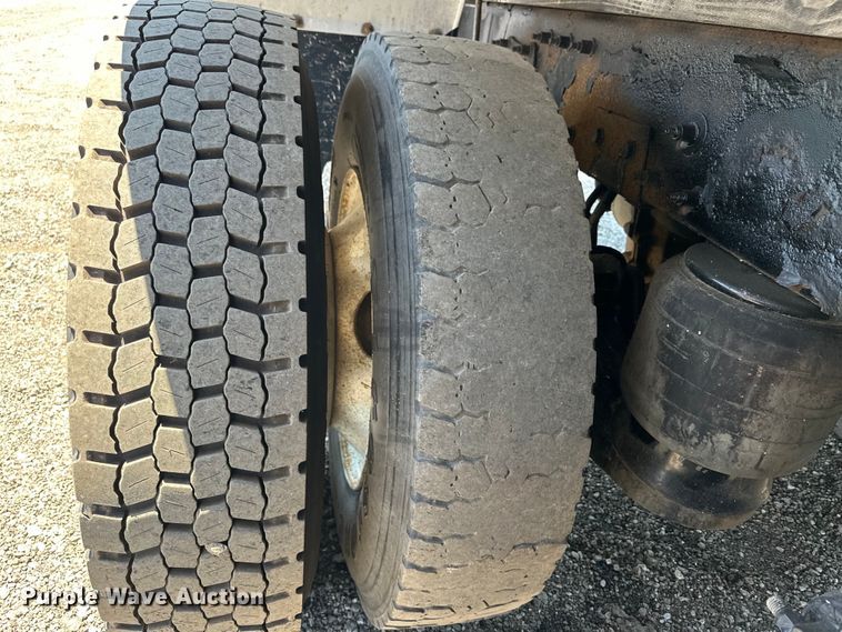 image for item EG1663 2009 Peterbilt  340 tank truck