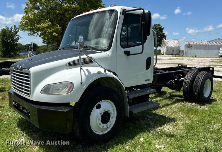 image for item EH6940 2009 Freightliner  Business Class M2 truck cab and chassis