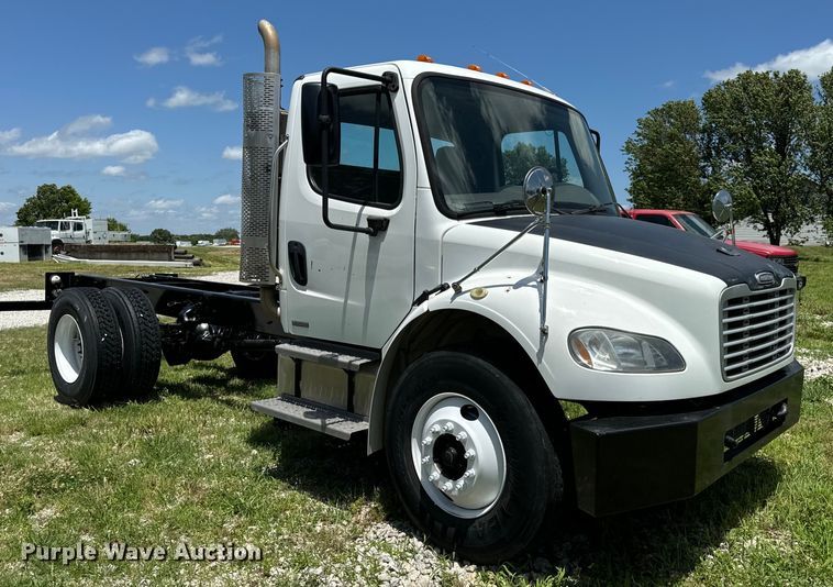 image for item EH6940 2009 Freightliner  Business Class M2 truck cab and chassis