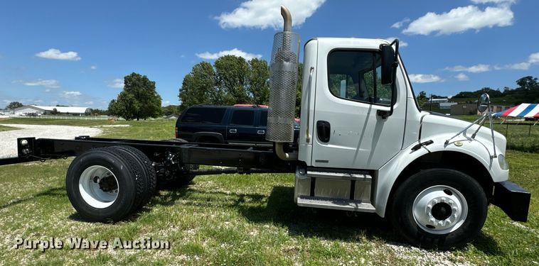 image for item EH6940 2009 Freightliner  Business Class M2 truck cab and chassis