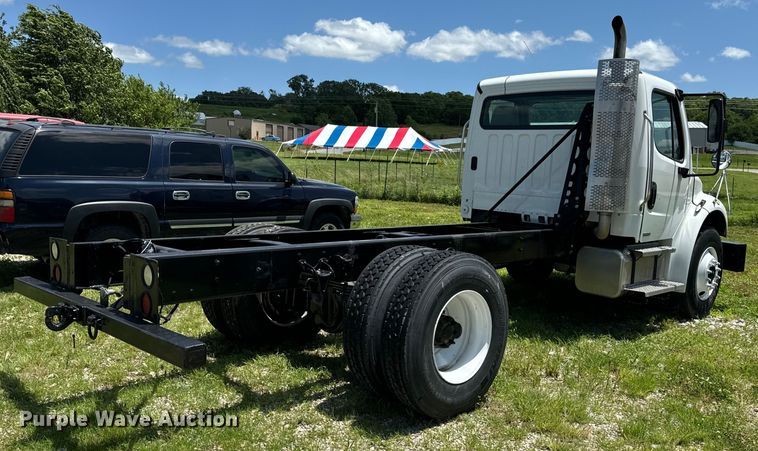 image for item EH6940 2009 Freightliner  Business Class M2 truck cab and chassis