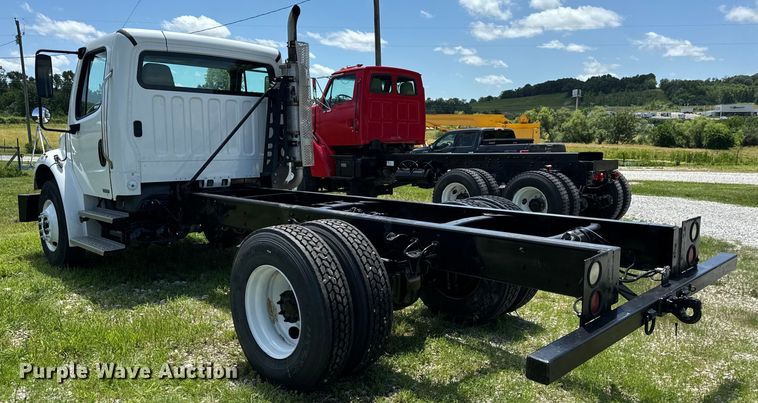 image for item EH6940 2009 Freightliner  Business Class M2 truck cab and chassis