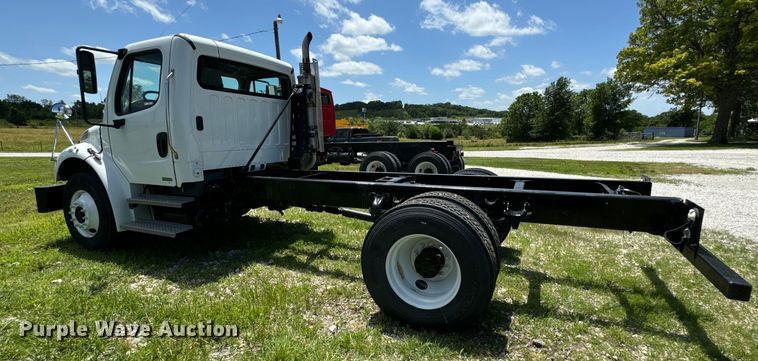 image for item EH6940 2009 Freightliner  Business Class M2 truck cab and chassis