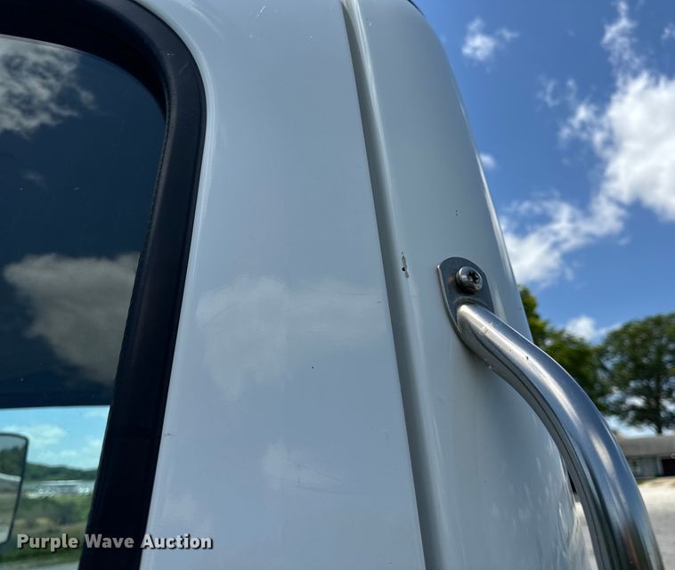 image for item EH6940 2009 Freightliner  Business Class M2 truck cab and chassis