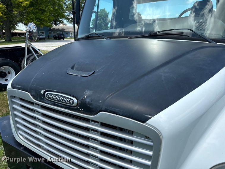 image for item EH6940 2009 Freightliner  Business Class M2 truck cab and chassis