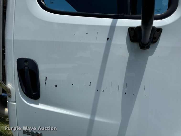 image for item EH6940 2009 Freightliner  Business Class M2 truck cab and chassis