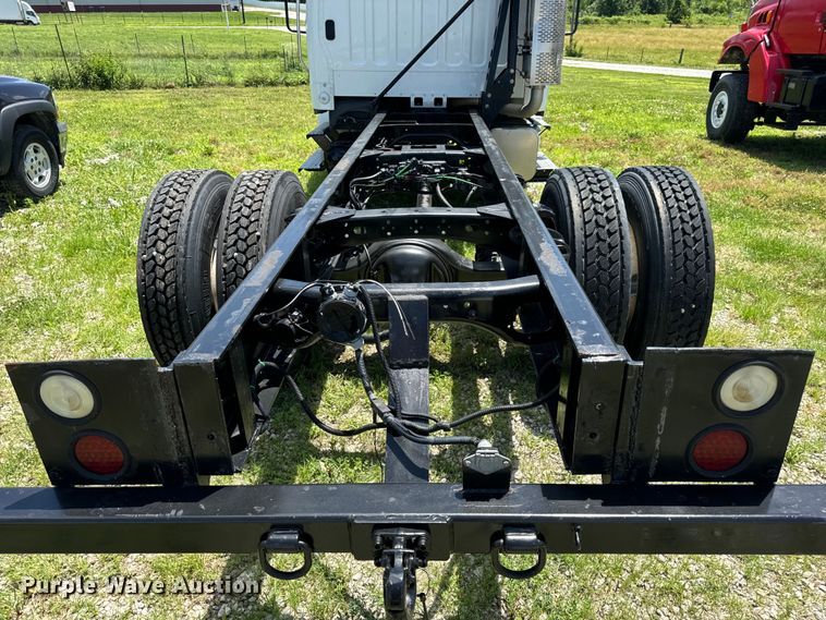 image for item EH6940 2009 Freightliner  Business Class M2 truck cab and chassis