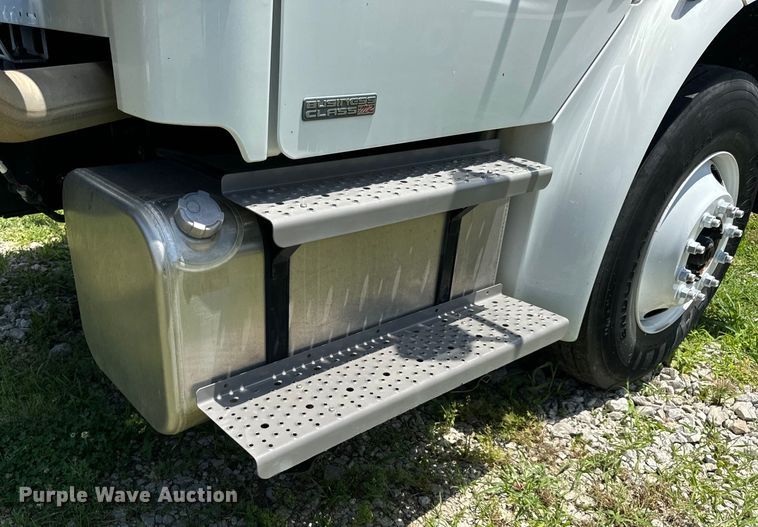 image for item EH6940 2009 Freightliner  Business Class M2 truck cab and chassis