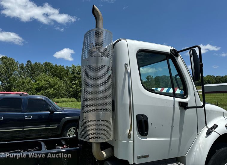 image for item EH6940 2009 Freightliner  Business Class M2 truck cab and chassis