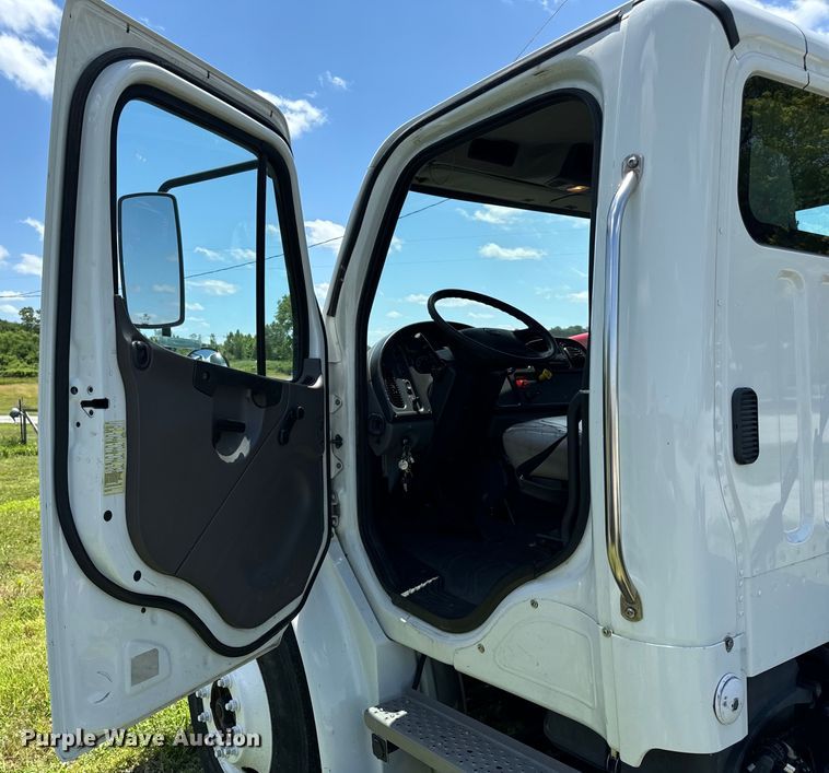 image for item EH6940 2009 Freightliner  Business Class M2 truck cab and chassis