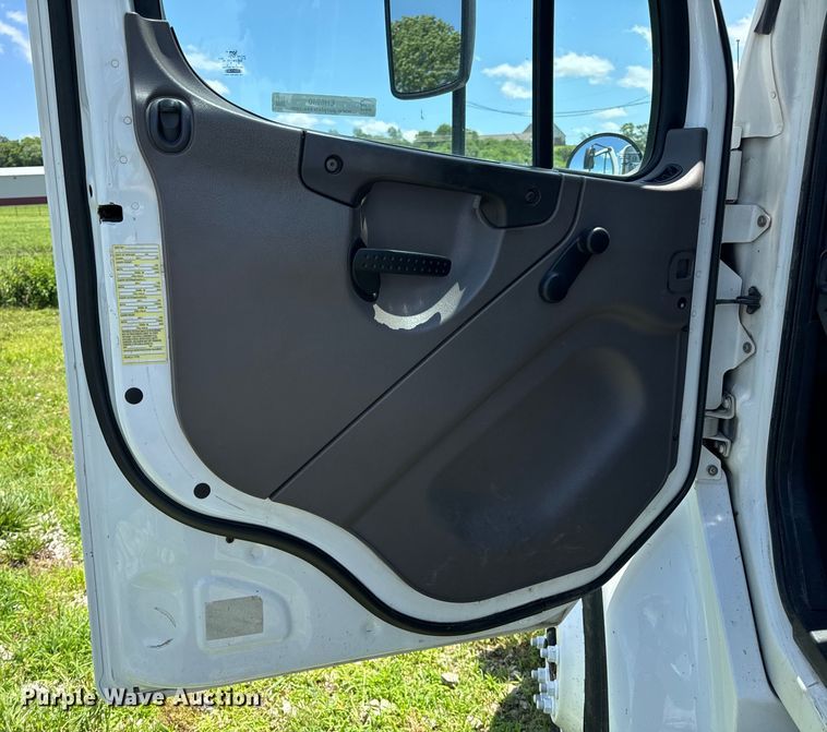 image for item EH6940 2009 Freightliner  Business Class M2 truck cab and chassis