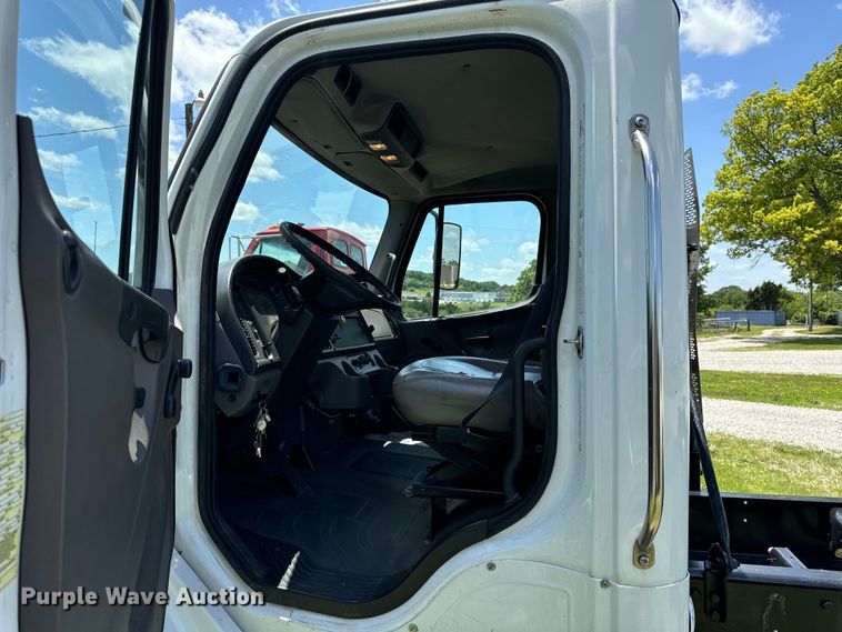 image for item EH6940 2009 Freightliner  Business Class M2 truck cab and chassis