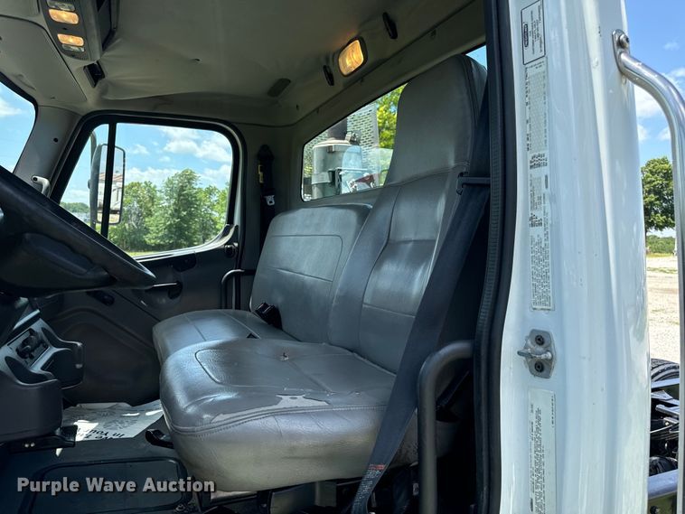 image for item EH6940 2009 Freightliner  Business Class M2 truck cab and chassis