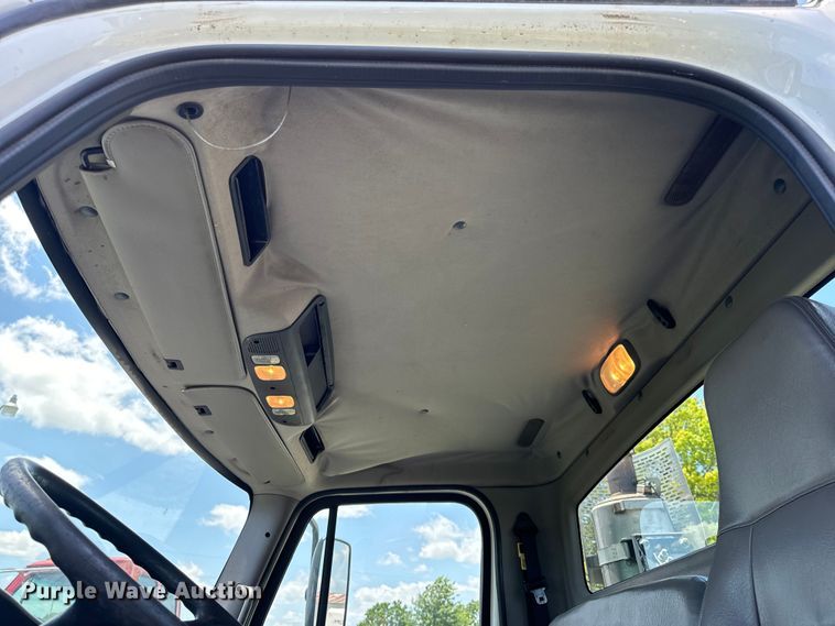 image for item EH6940 2009 Freightliner  Business Class M2 truck cab and chassis