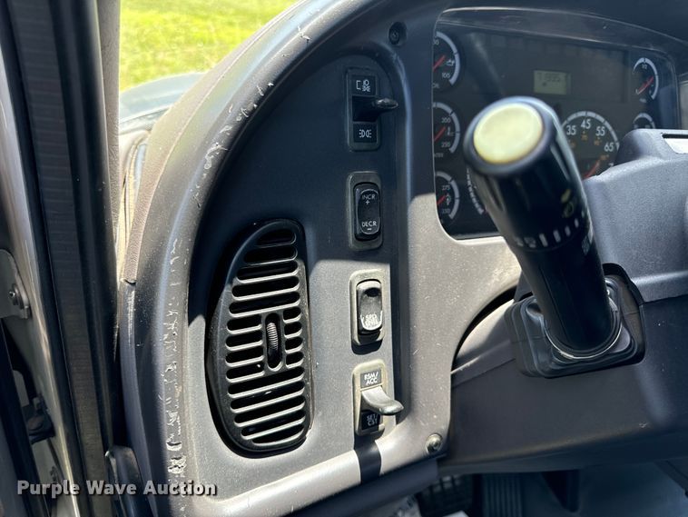 image for item EH6940 2009 Freightliner  Business Class M2 truck cab and chassis