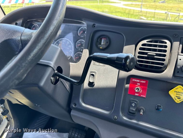 image for item EH6940 2009 Freightliner  Business Class M2 truck cab and chassis