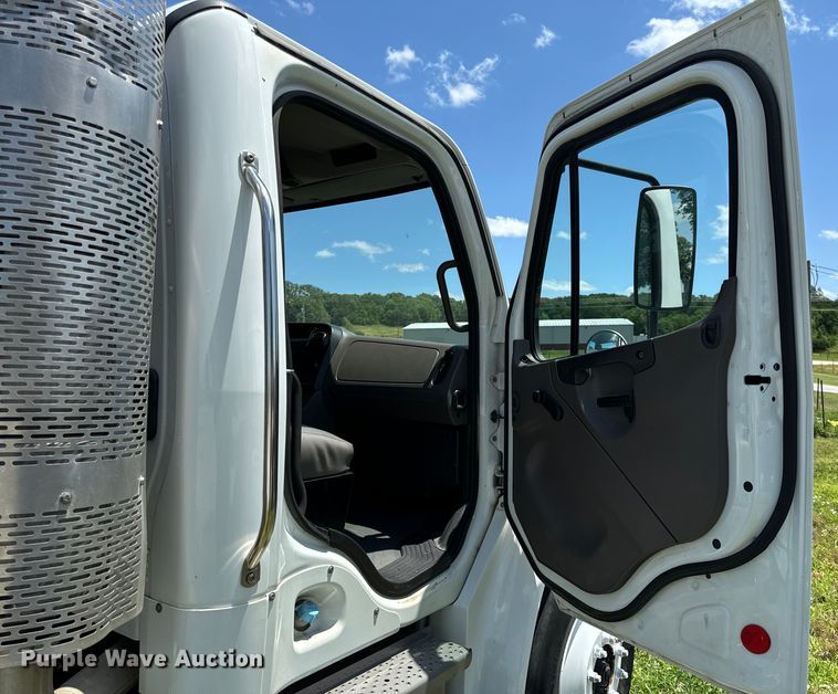 image for item EH6940 2009 Freightliner  Business Class M2 truck cab and chassis