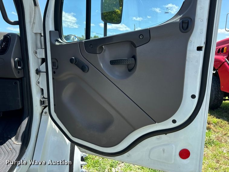 image for item EH6940 2009 Freightliner  Business Class M2 truck cab and chassis