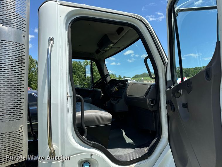 image for item EH6940 2009 Freightliner  Business Class M2 truck cab and chassis