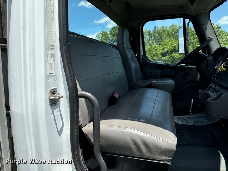 image for item EH6940 2009 Freightliner  Business Class M2 truck cab and chassis