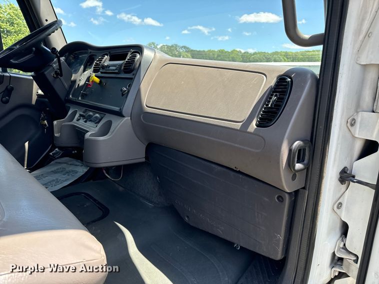 image for item EH6940 2009 Freightliner  Business Class M2 truck cab and chassis