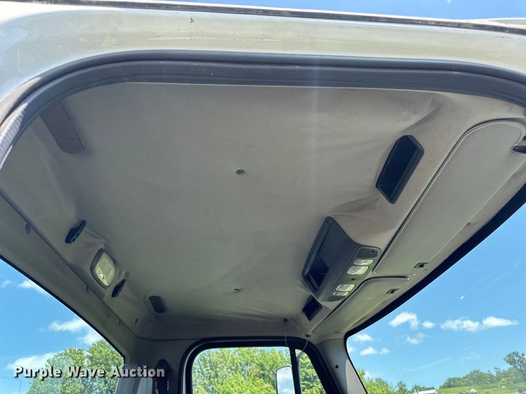 image for item EH6940 2009 Freightliner  Business Class M2 truck cab and chassis