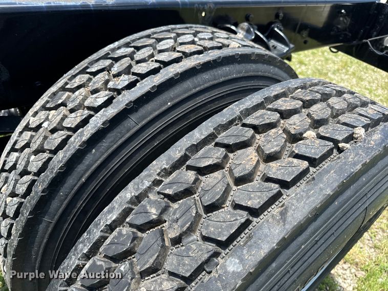 image for item EH6940 2009 Freightliner  Business Class M2 truck cab and chassis