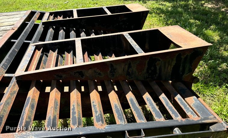 image for item EH6942 2006 PJ equipment trailer