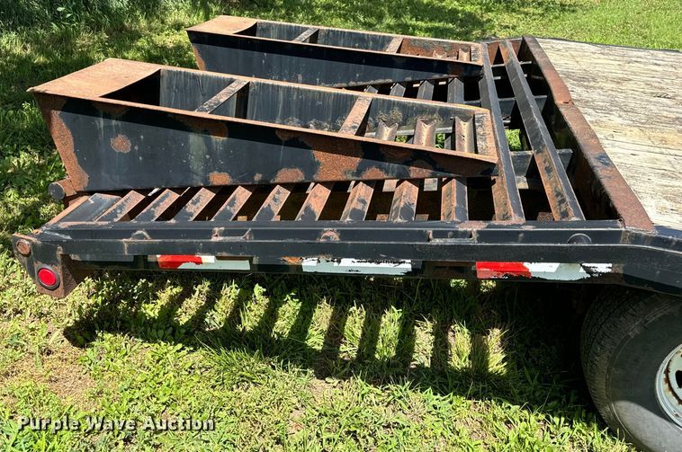 image for item EH6942 2006 PJ equipment trailer