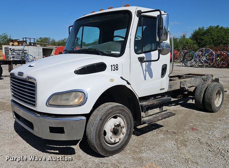 image for item EI3802 2006 Freightliner  Business Class M2 truck cab and chassis