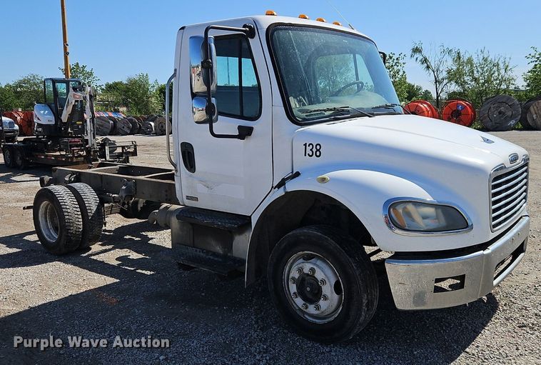 image for item EI3802 2006 Freightliner  Business Class M2 truck cab and chassis