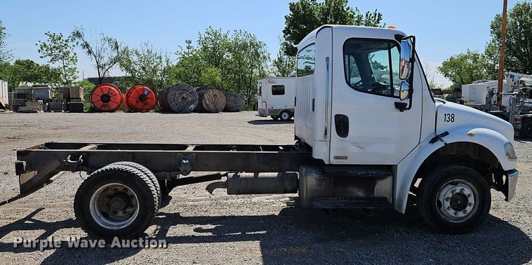 image for item EI3802 2006 Freightliner  Business Class M2 truck cab and chassis