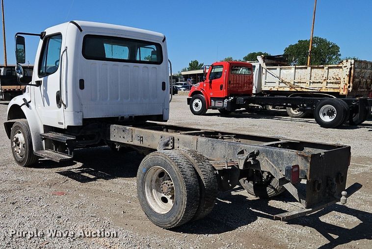 image for item EI3802 2006 Freightliner  Business Class M2 truck cab and chassis