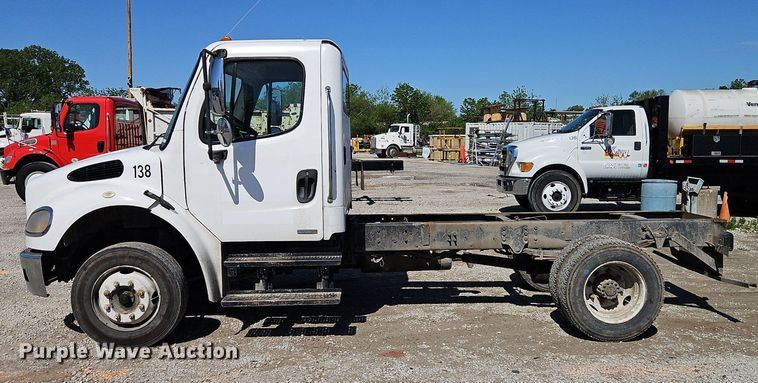 image for item EI3802 2006 Freightliner  Business Class M2 truck cab and chassis