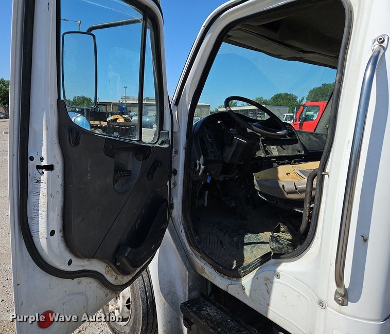 image for item EI3802 2006 Freightliner  Business Class M2 truck cab and chassis