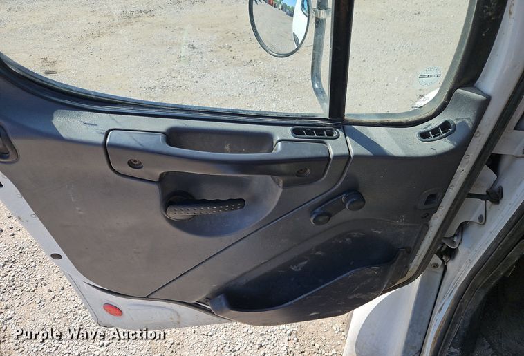 image for item EI3802 2006 Freightliner  Business Class M2 truck cab and chassis