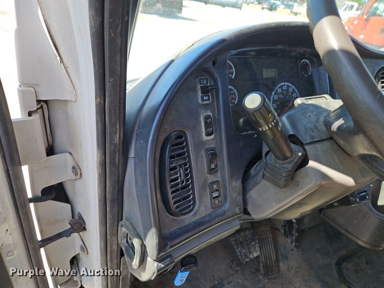 image for item EI3802 2006 Freightliner  Business Class M2 truck cab and chassis