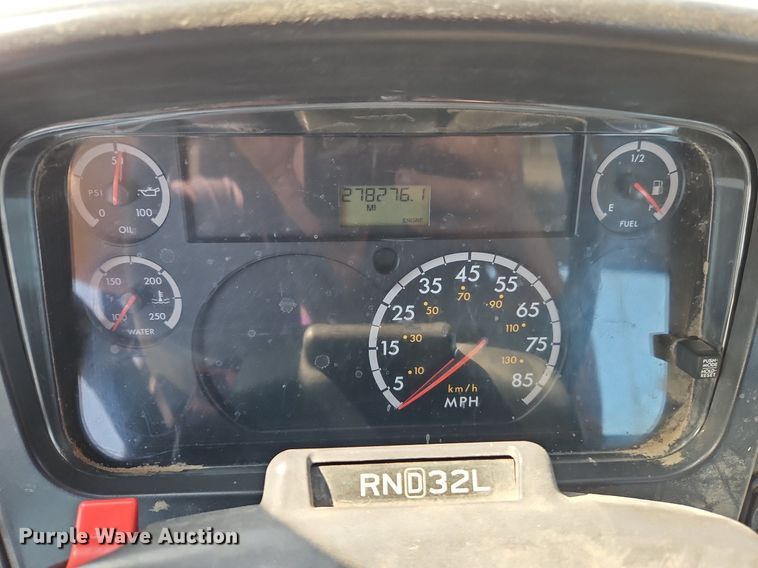 image for item EI3802 2006 Freightliner  Business Class M2 truck cab and chassis