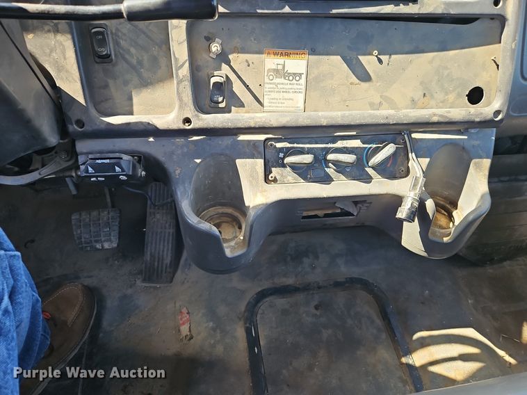 image for item EI3802 2006 Freightliner  Business Class M2 truck cab and chassis