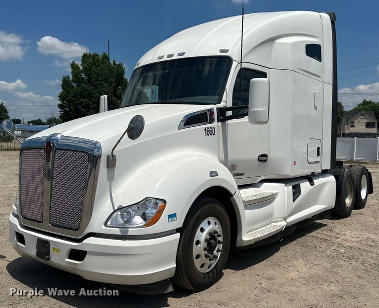 image for item EJ4357 2019 Kenworth  T680 semi truck