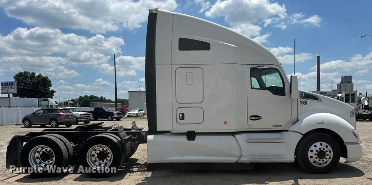 image for item EJ4357 2019 Kenworth  T680 semi truck
