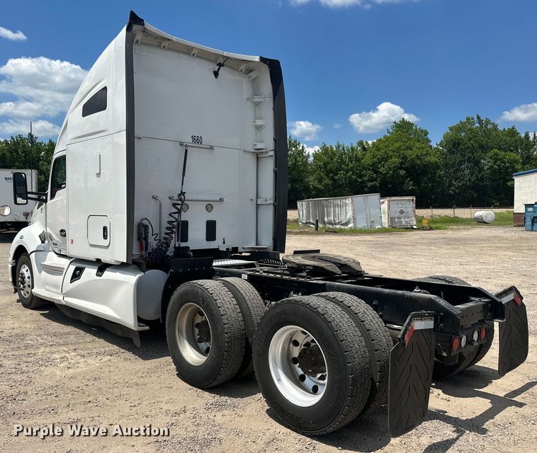 image for item EJ4357 2019 Kenworth  T680 semi truck