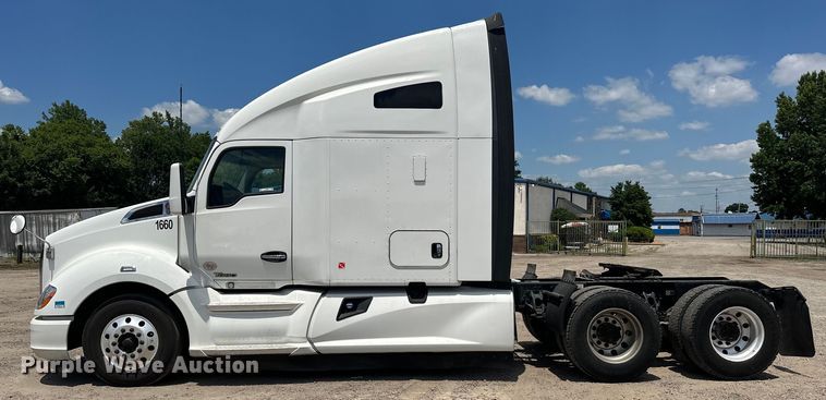image for item EJ4357 2019 Kenworth  T680 semi truck