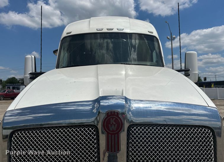 image for item EJ4357 2019 Kenworth  T680 semi truck