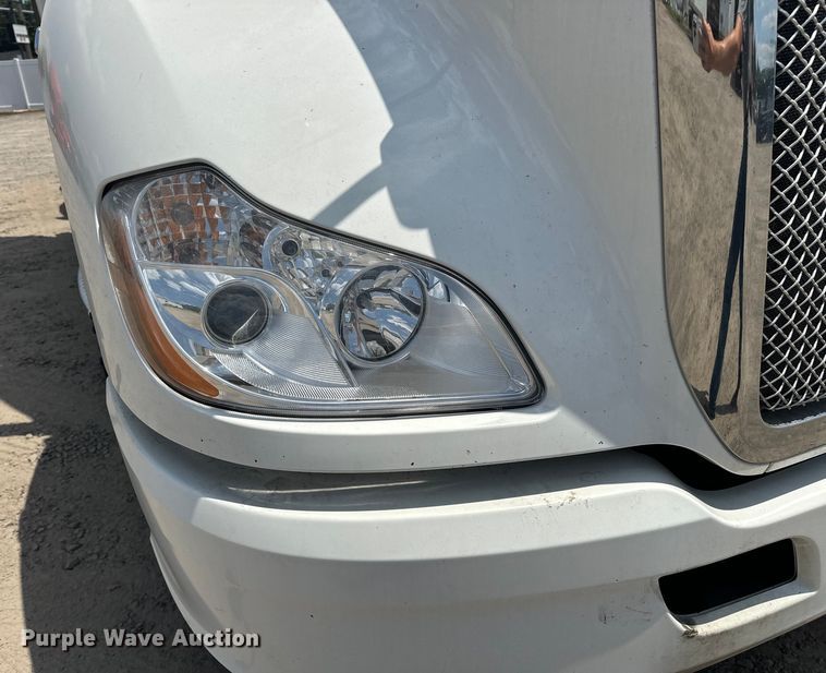 image for item EJ4357 2019 Kenworth  T680 semi truck