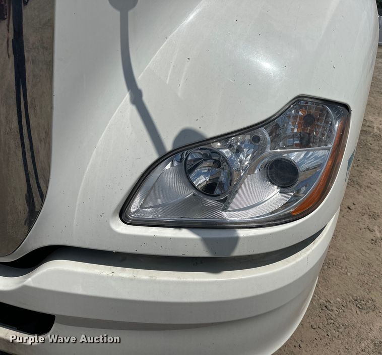 image for item EJ4357 2019 Kenworth  T680 semi truck