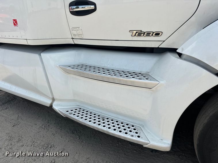 image for item EJ4357 2019 Kenworth  T680 semi truck