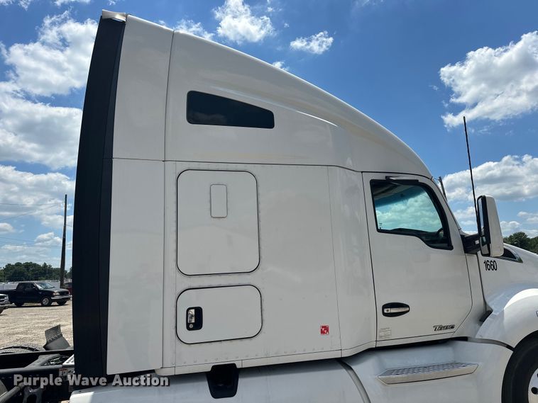image for item EJ4357 2019 Kenworth  T680 semi truck