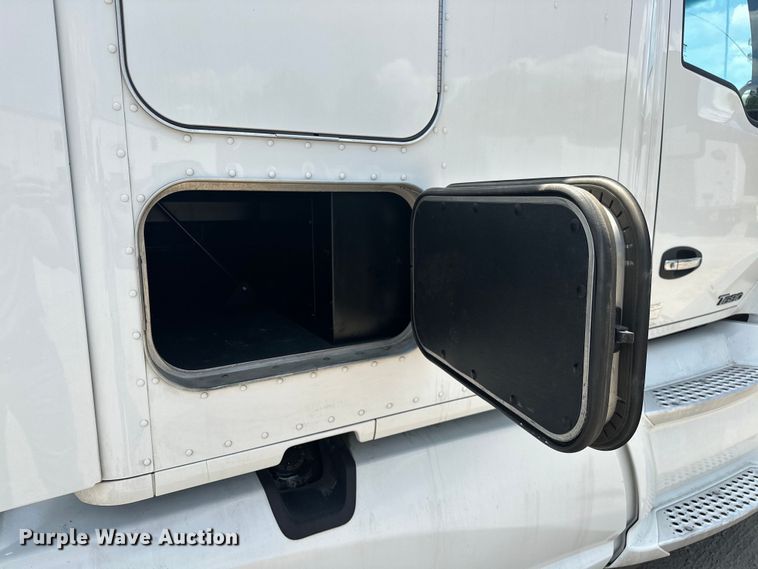 image for item EJ4357 2019 Kenworth  T680 semi truck