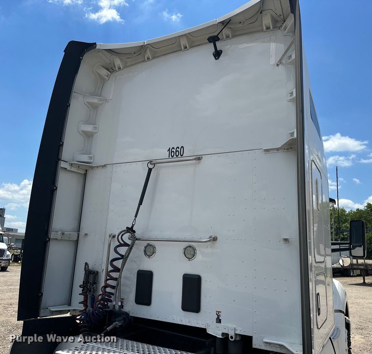 image for item EJ4357 2019 Kenworth  T680 semi truck